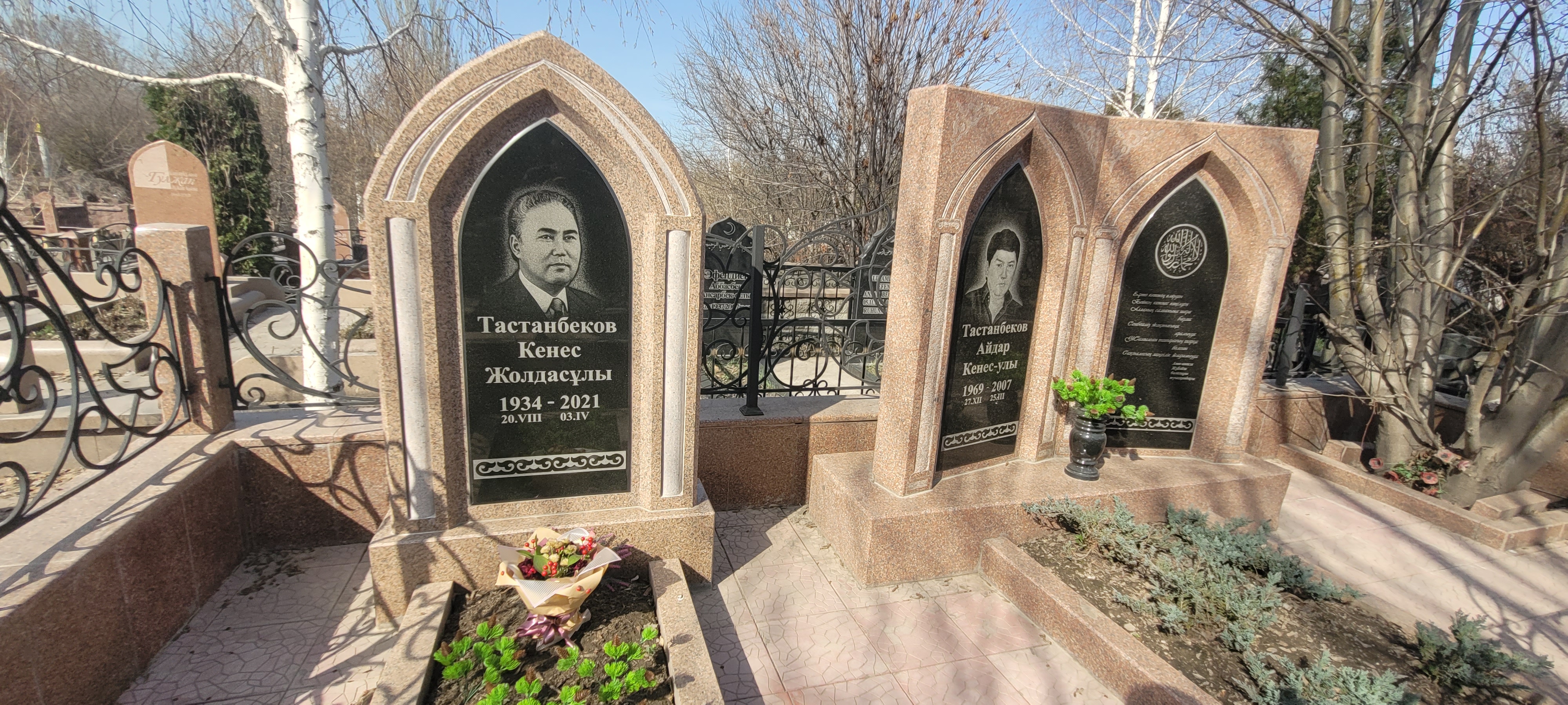 Семейное захоронение на кладбище Батыс в Алматы