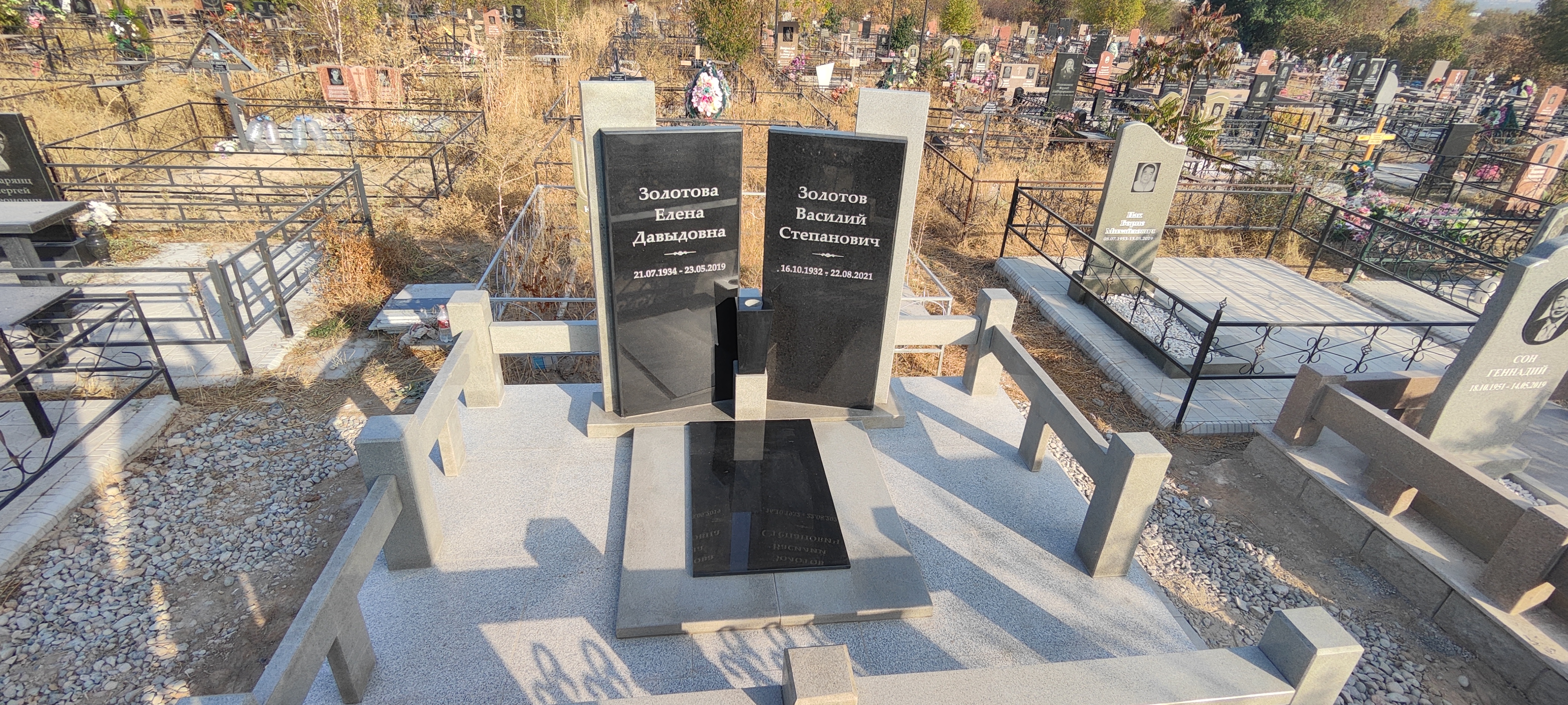 Мемориальный комплекс из гранита на Западном кладбище в Алматы, Батыс Зираты