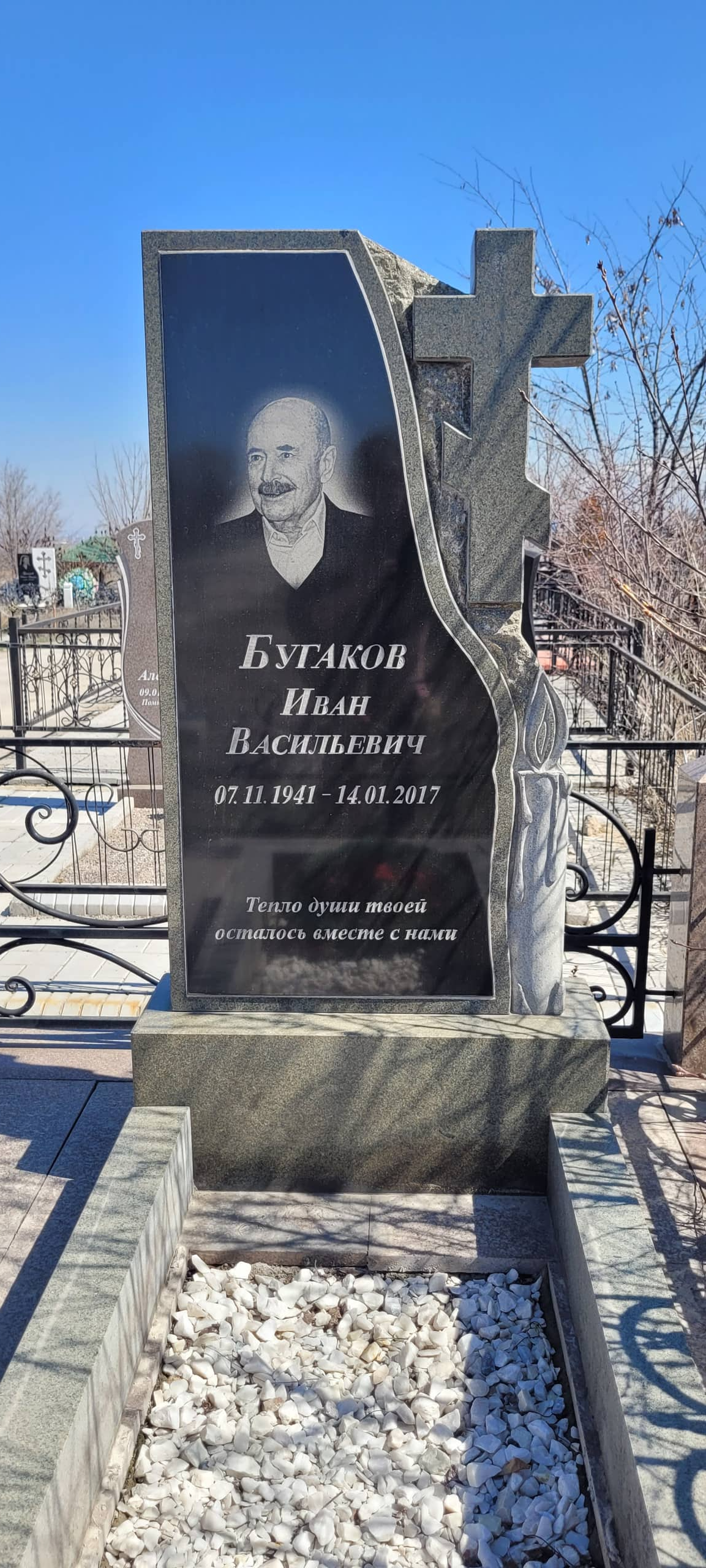 Памятник установленный на Западном бурундайском кладбище в Алматы