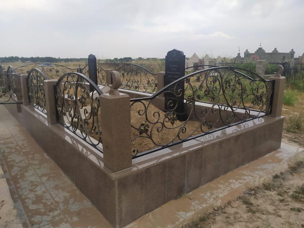 Кованая оградка на могилу на кладбище в Алматы