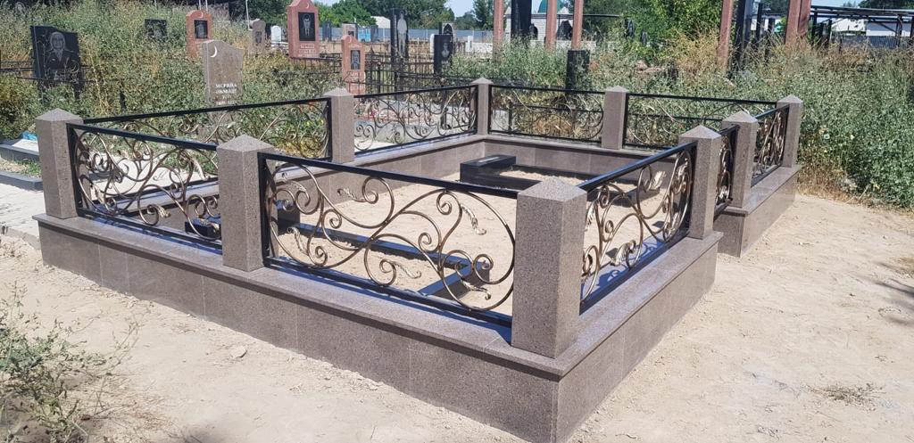 Кованые элементы на оградках могил на кладбище в Алматы