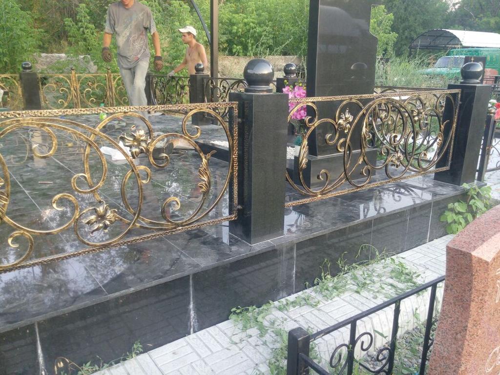 Кованая оградка с цветочным мотивом на могилу в Алматы