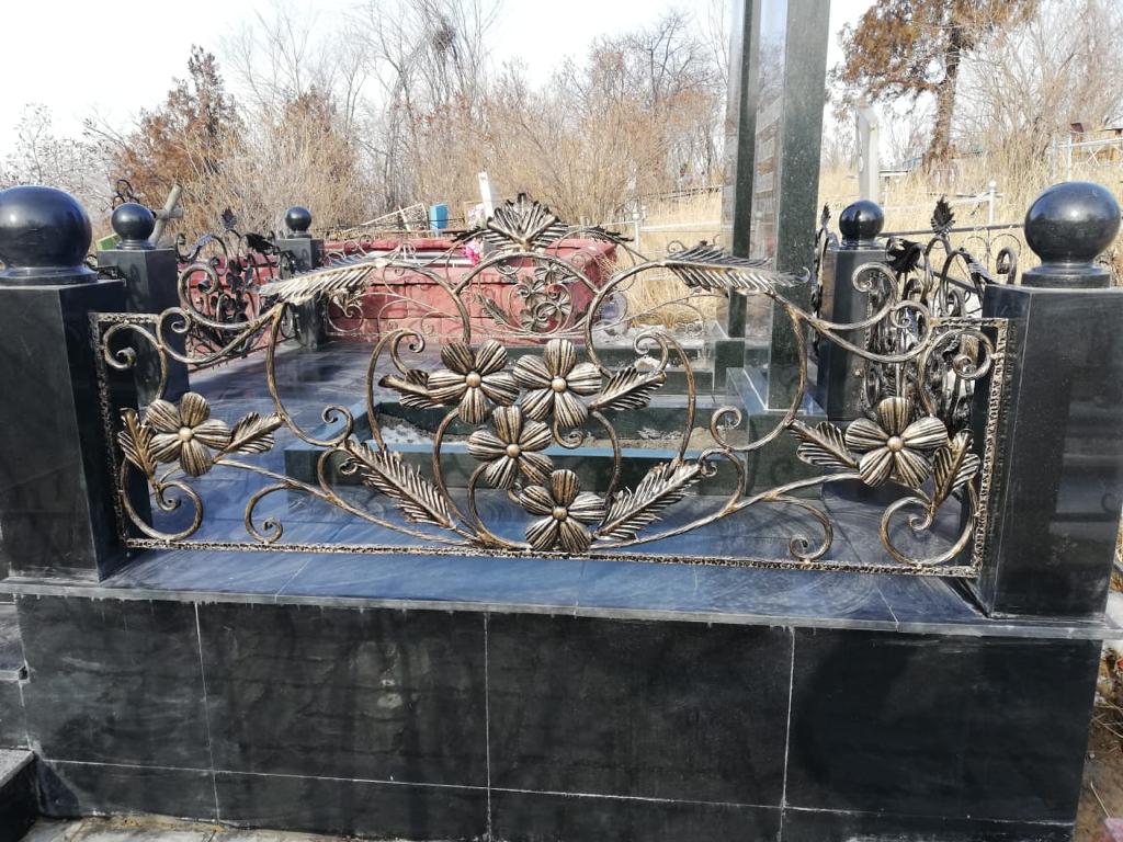 Алматы: кладбище с разнообразными коваными оградками на могилы