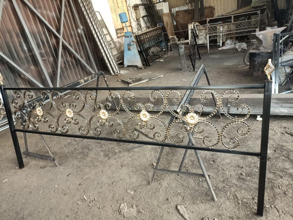 Элемент простой оградки для могилы, выполненный из тонкой трубы с элегантным рисунком