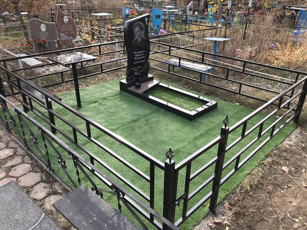 Простая надежная геометрическая ограда на могилу в Алматы