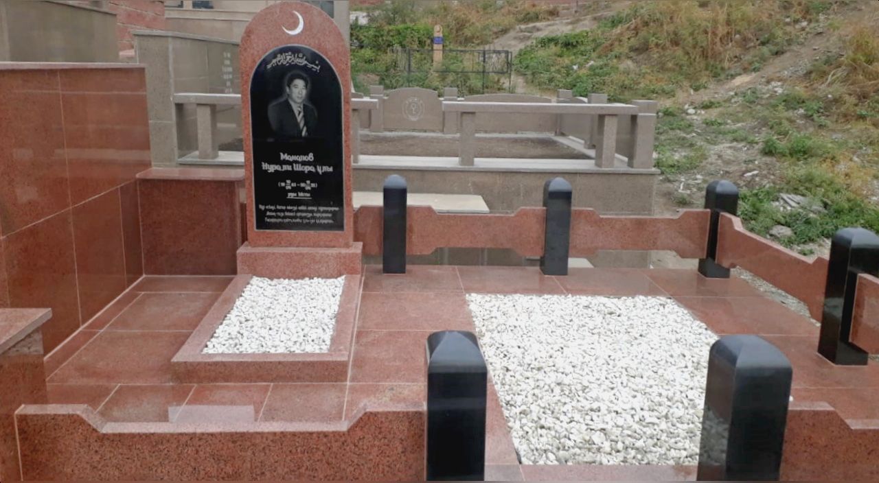 Памятники из красного гранита в Алматы
