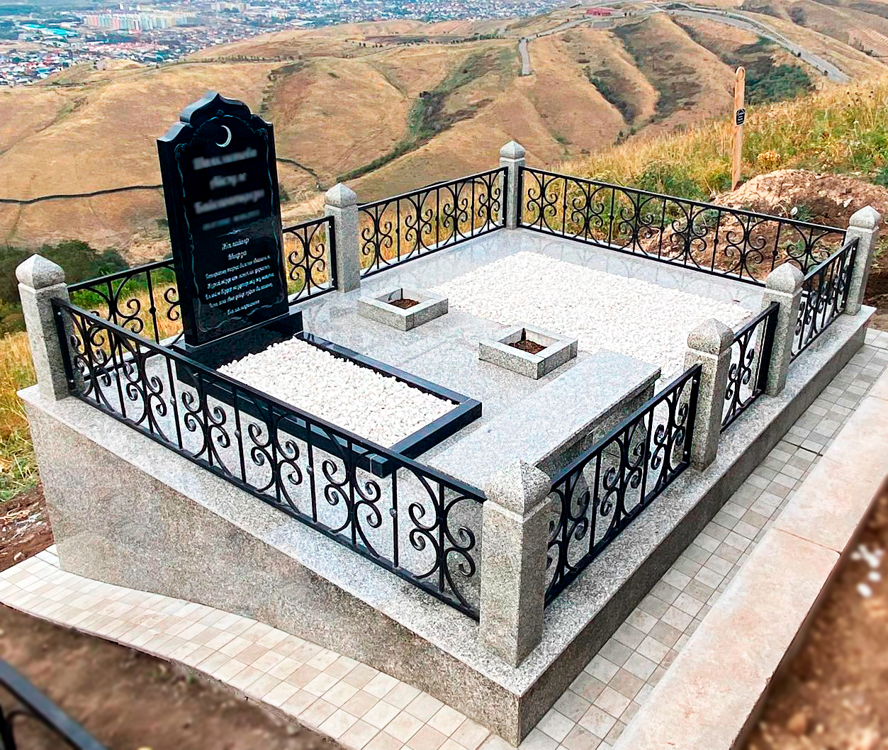 Мусульманский памятник из черного гранита габбро,  ограда мусульманская на могилу