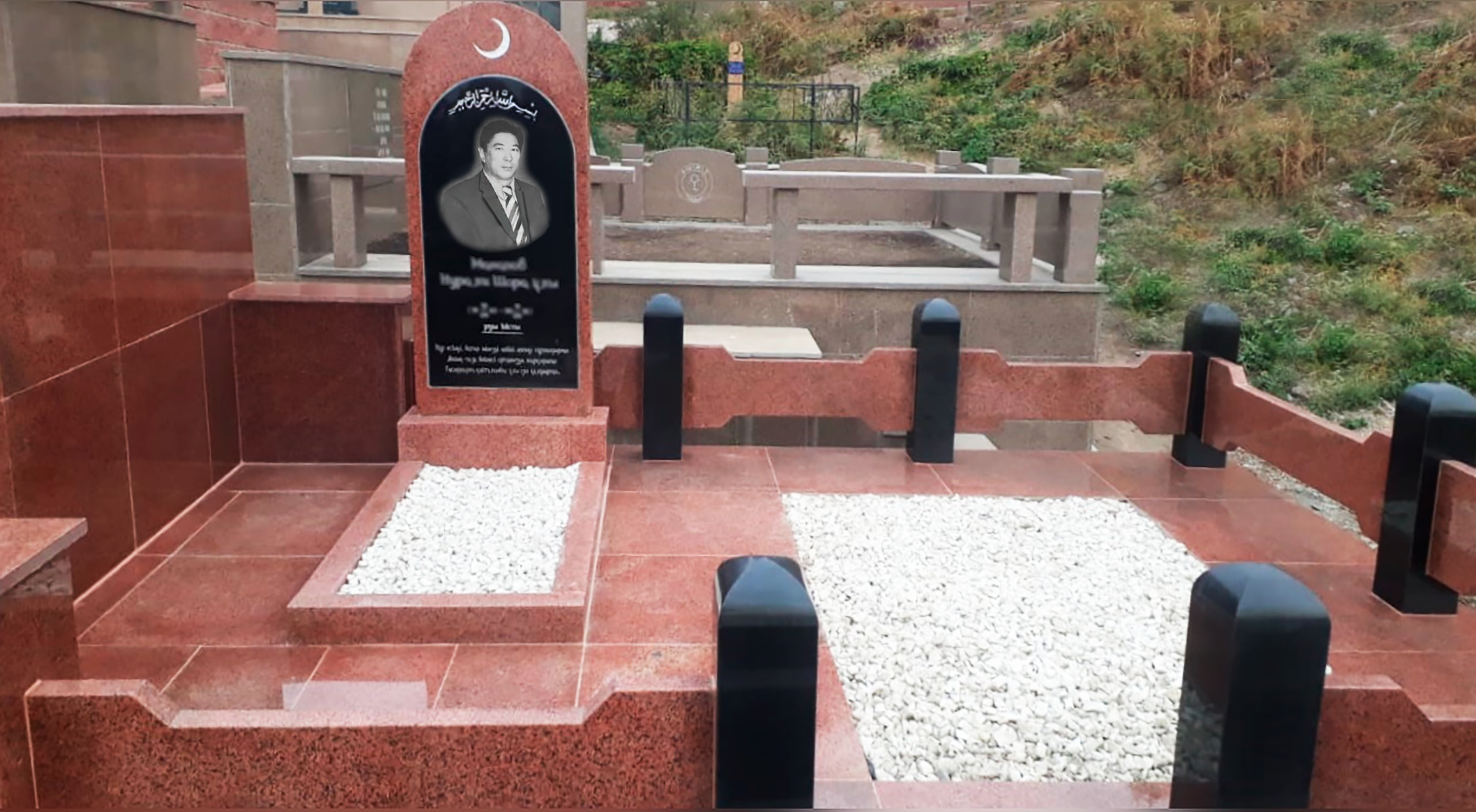 Мемориальный комплекс на кладбище Кенсай, гранитный памятник на могилу мусульманский, черные столбы на могилу