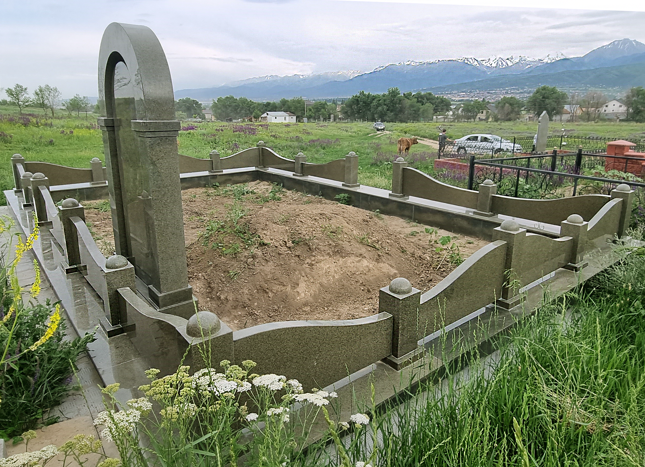 Памятник арка на могилу, элитный памятник на кладбище, мусульманский памятник из зеленого гранита