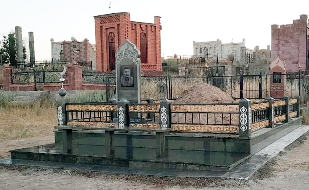 Полумесяц на могилу, мусульманский памятник фото, мусульманская ограда на кладбище фото