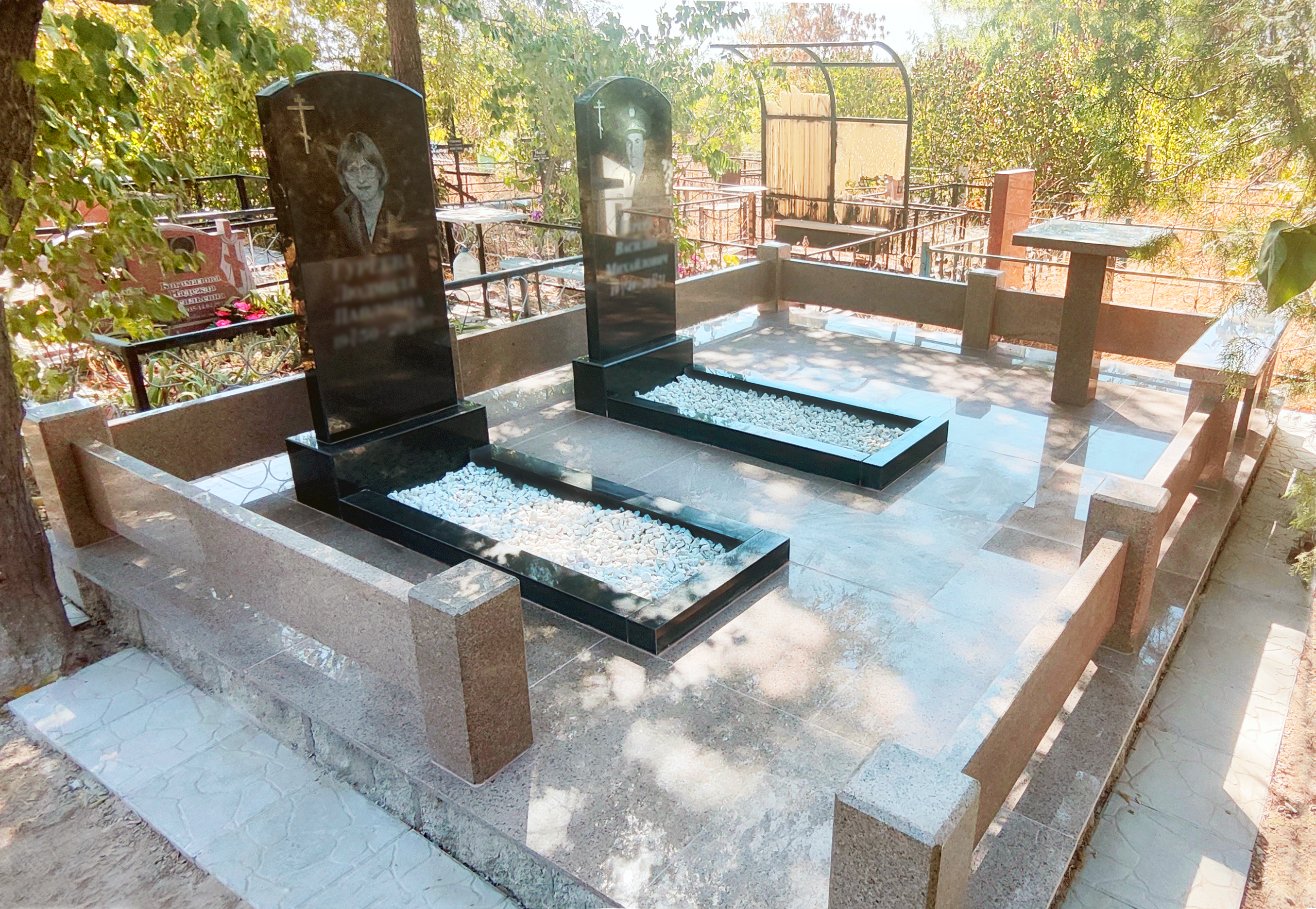 Мемориальный комплекс на могилу, черный памятник на кладбище, благоустройство захоронений