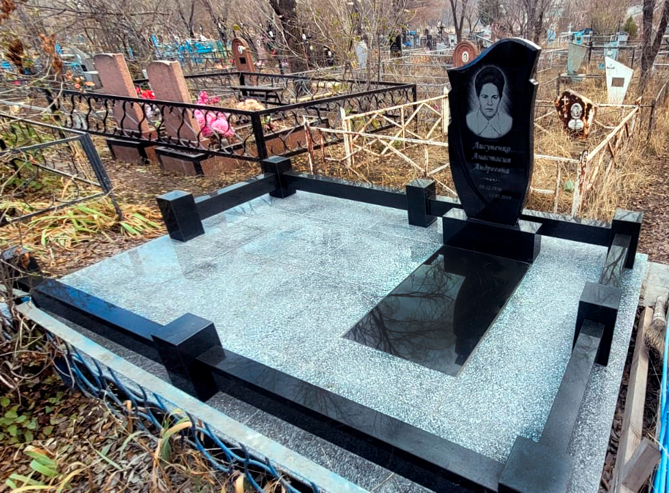 Фото черного памятника, фото женского памятника, облагораживание могилы, гранитный комплекс