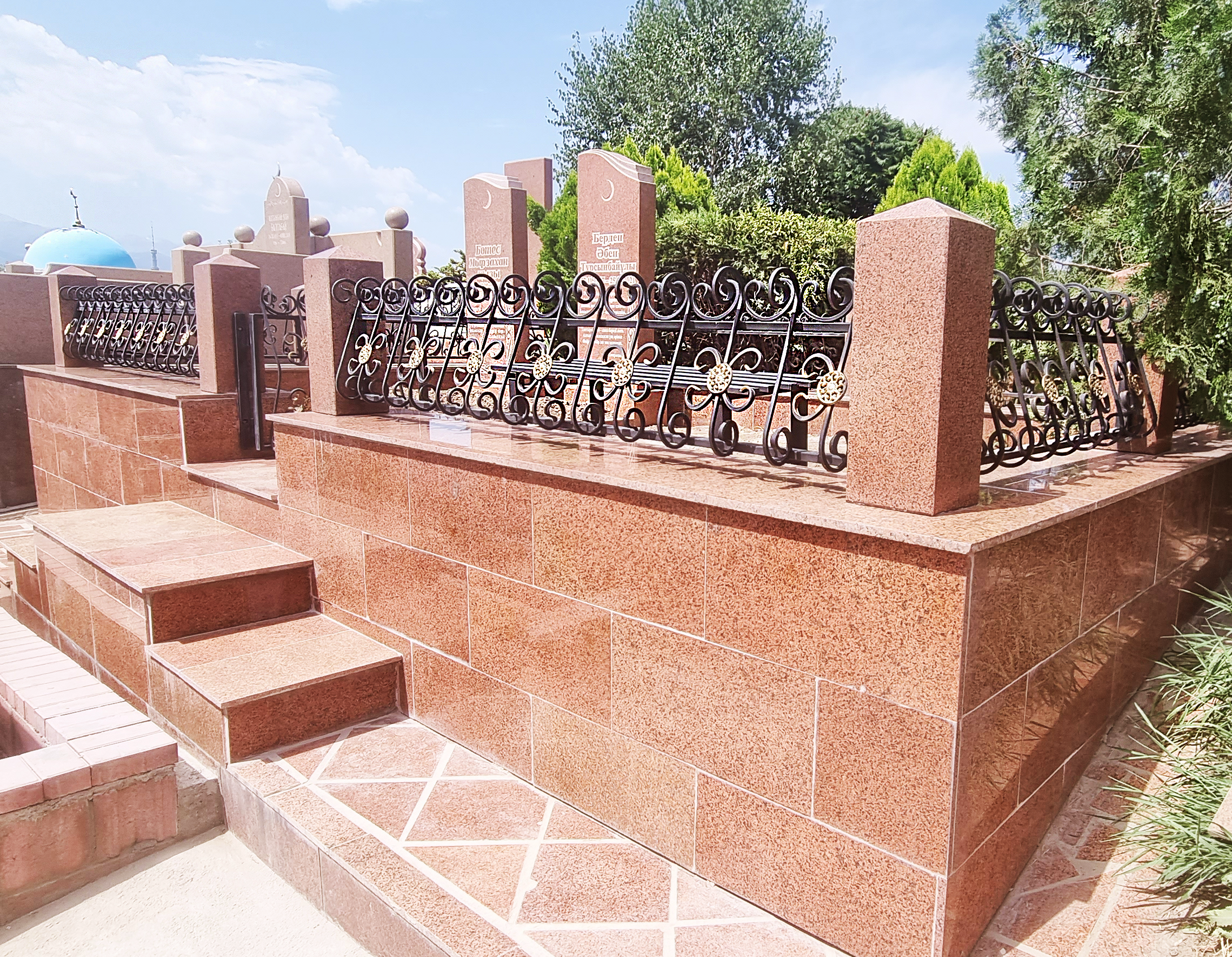 Мемориальный комплекс на кладбище Кенсай, памятник из красного гранита, ограда на могилу, фото ограды на могилу, гранитные столбы на кладбище, облицовка могил плиткой