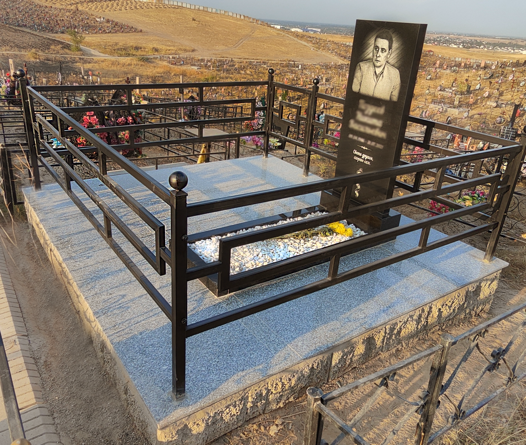 Фото черного памятника с портретом, фото ограды на могилу, укладка плитки на могилу