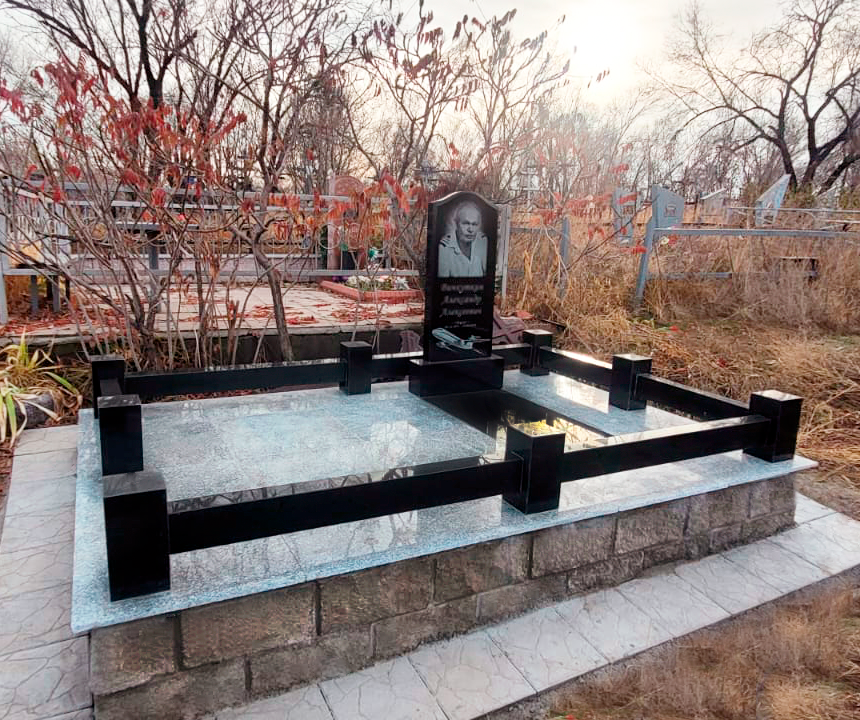 Мемориальный комплекс, благоустройство могилы, надгробная плита, гранитная ограда на кладбище фото