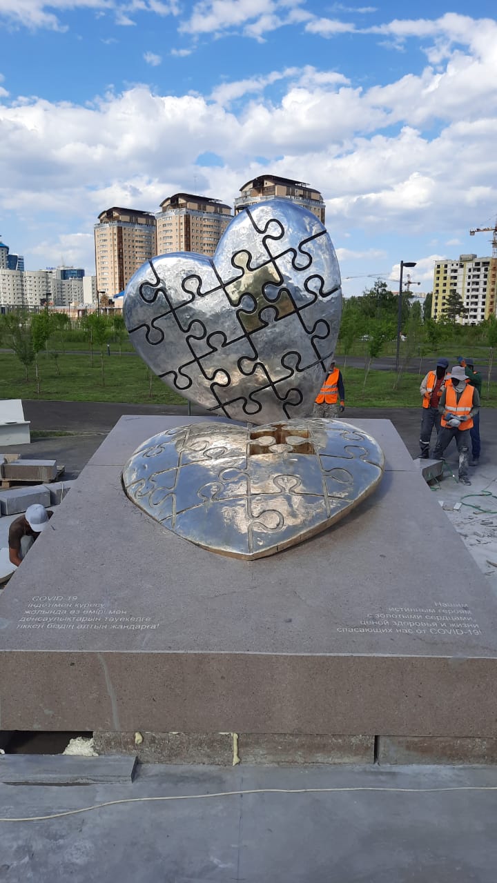 Уникальная ажурная металлическая скульптура в парке Алматы