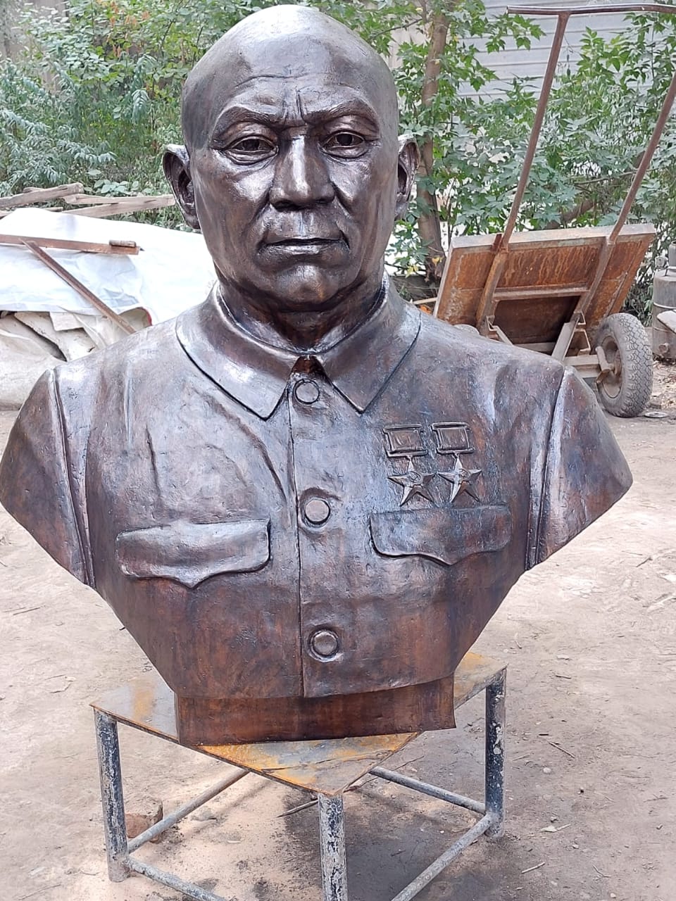 Бронзовый бюст на заказ в Алматы для памятника