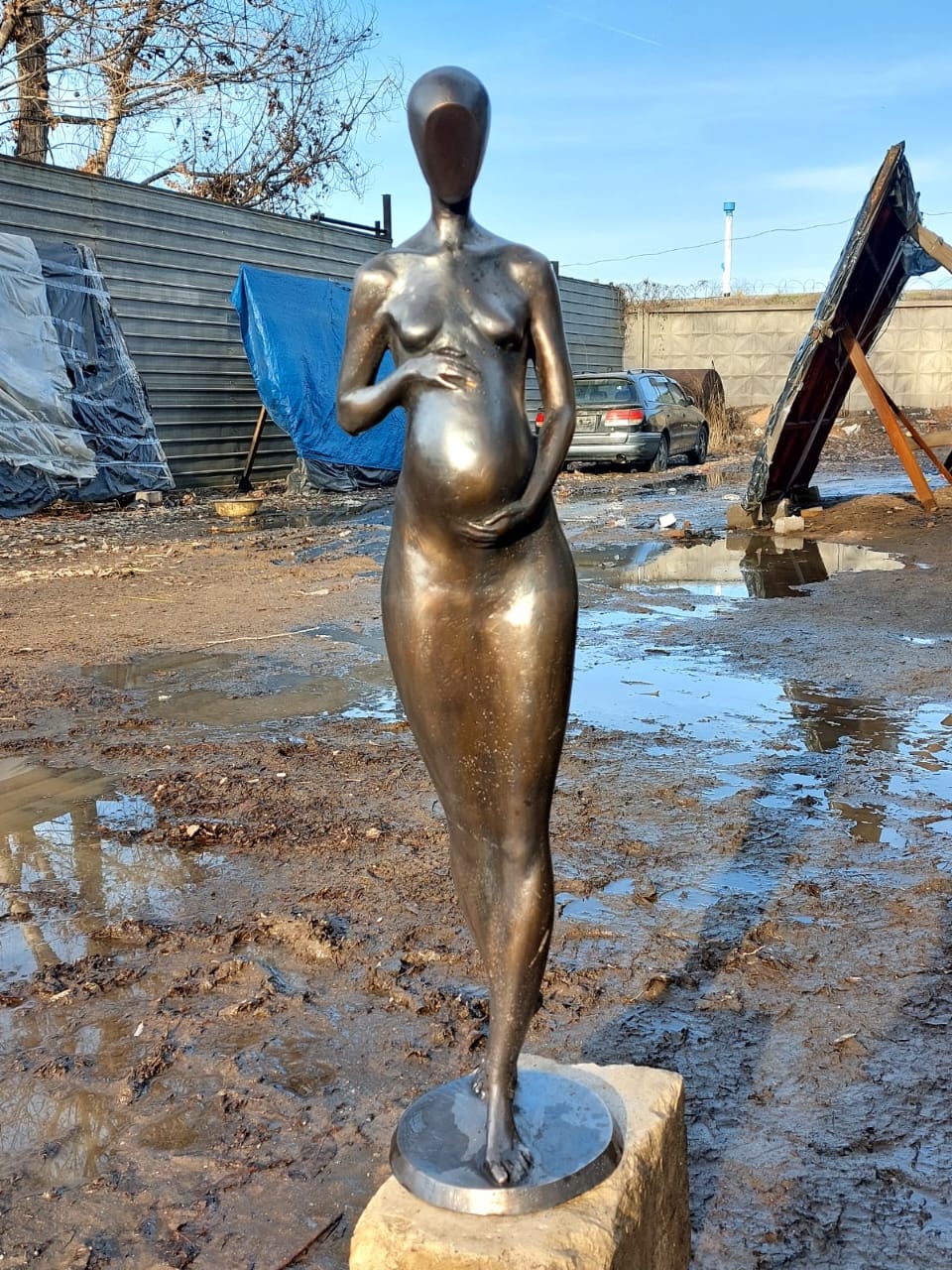 Абстрактная скульптура женщины из бронзы