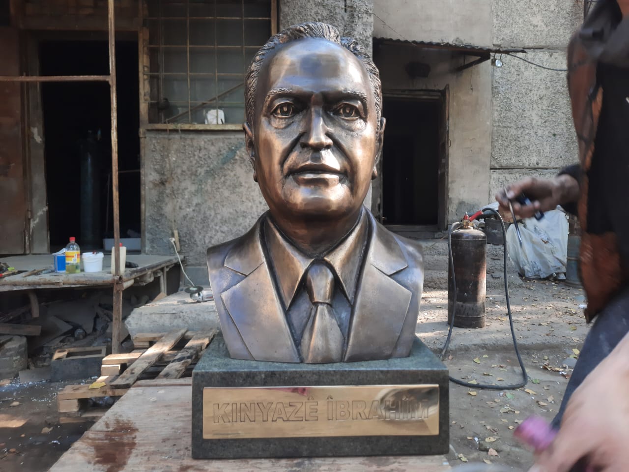 Бюст из бронзы на заказ для памятника в Алматы