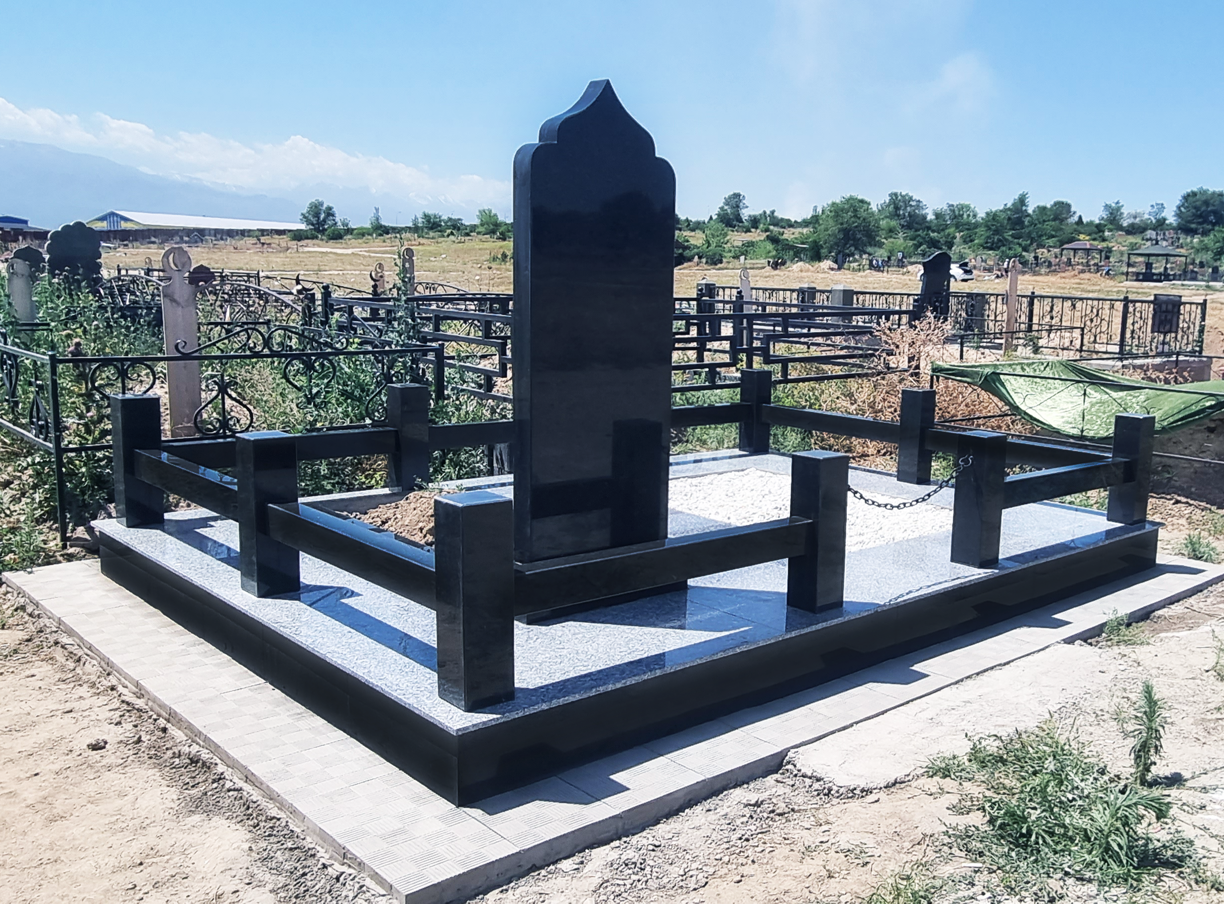 Разнообразие гранитных комплексов на могилу в Семее, предлагающее широкий выбор для увековечивания памяти