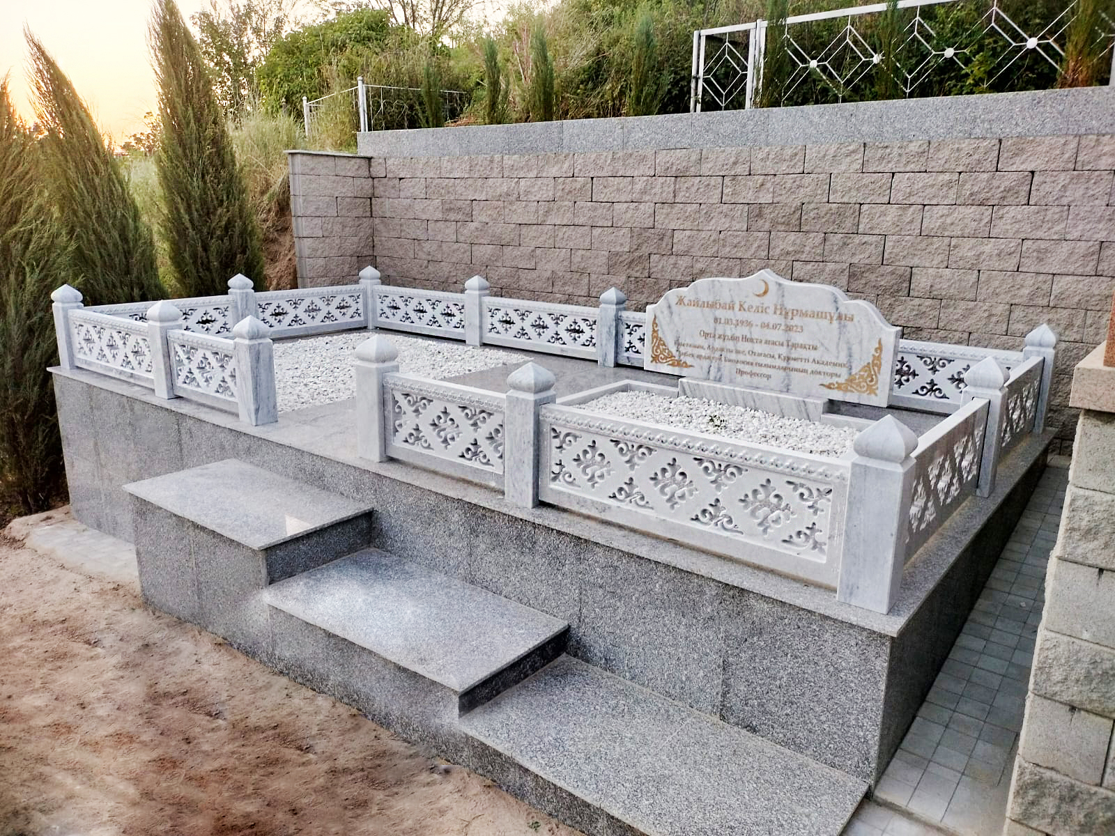 Мемориальный комплекс из мрамора Зрабанд и серого гранита