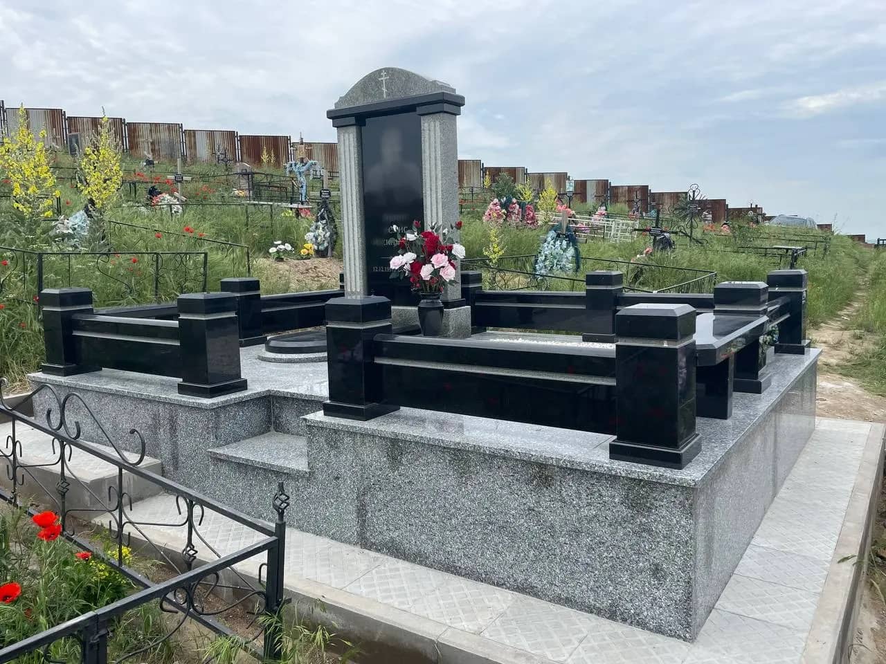 Гранитные памятники на могилу в Казахстане