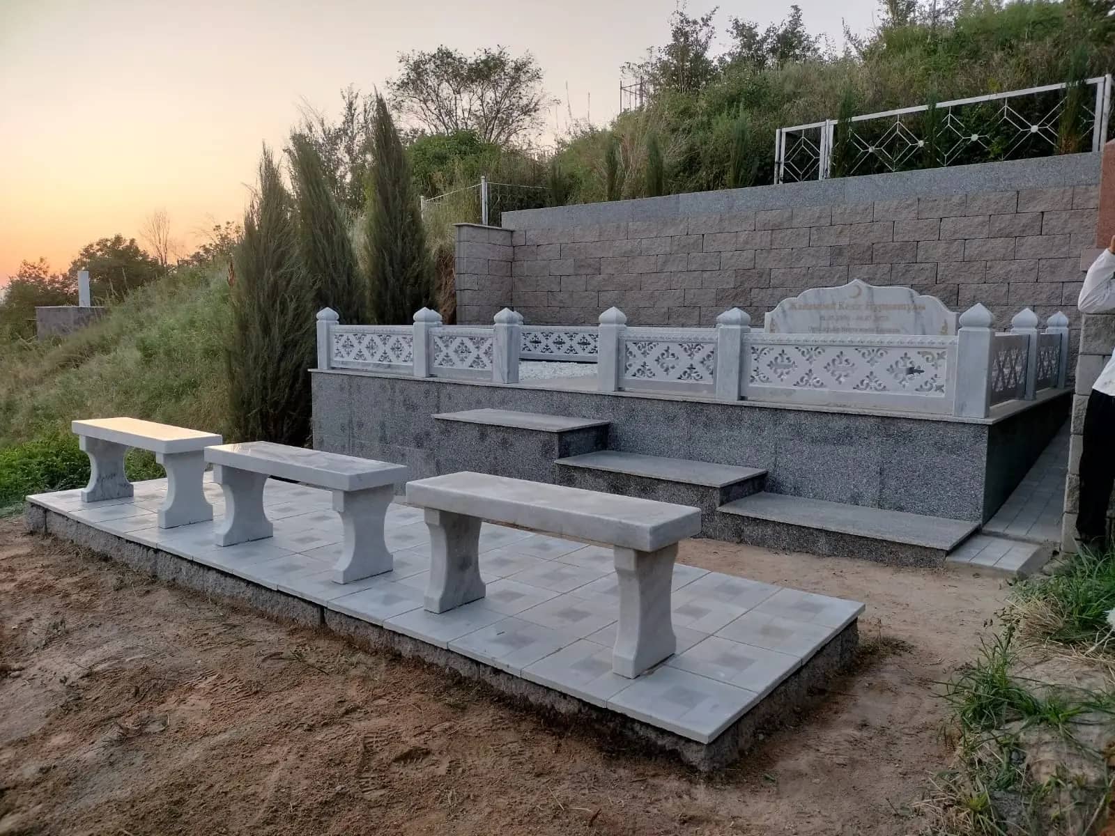 Памятники из белого и серого мрамора в Алматы