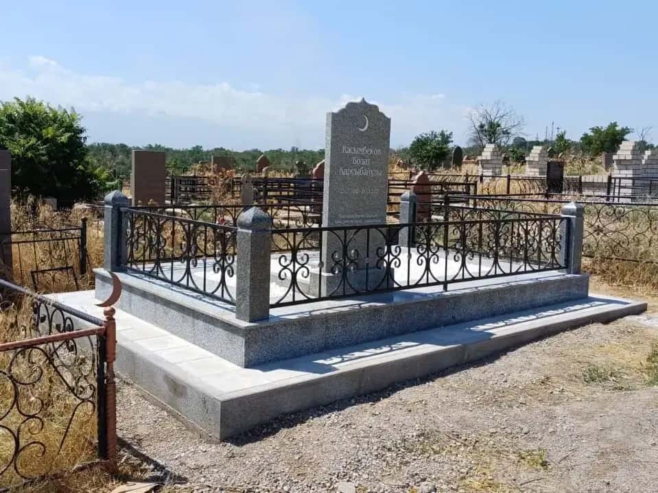Надгробные памятники из серого гранита в Алматы