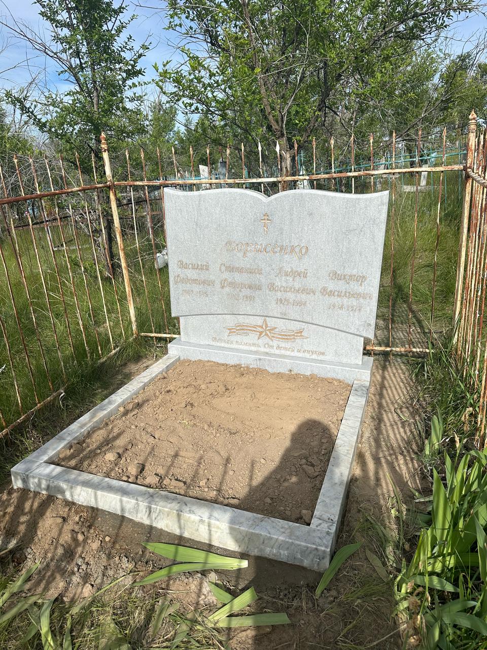 Семейный памятник из мрамора
