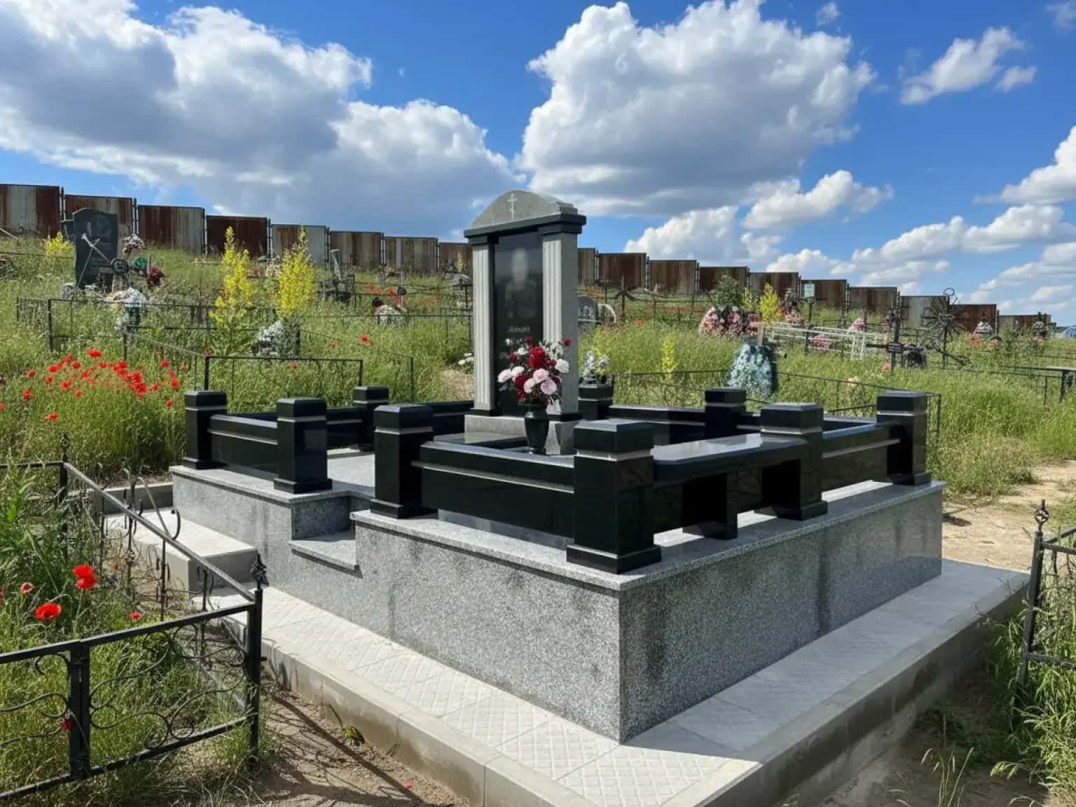 Надгробия с буквами из бронзы в Атырау: стиль и долговечность.