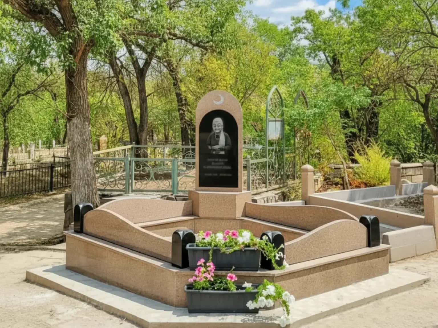 Женский мусульманский памятник на могилу на заказ в Алматы