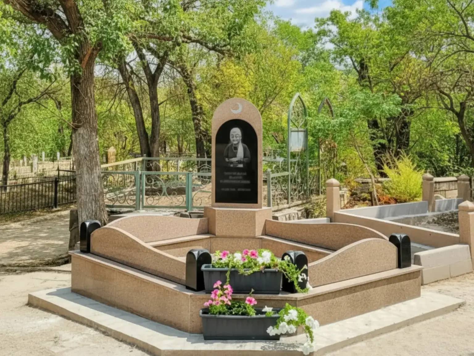 Мусульманский гранитный памятник в Алматы