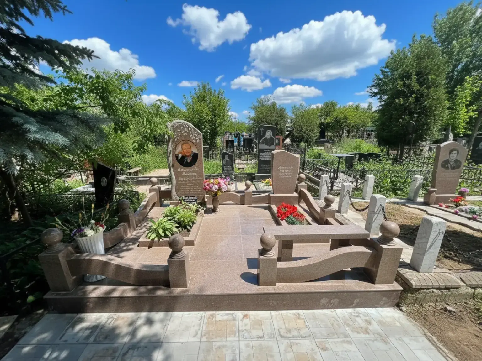 Памятник из куртинского гранита