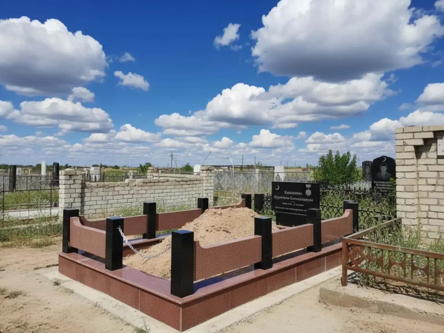 Надгробие с сочетанием классического и исламского дизайна