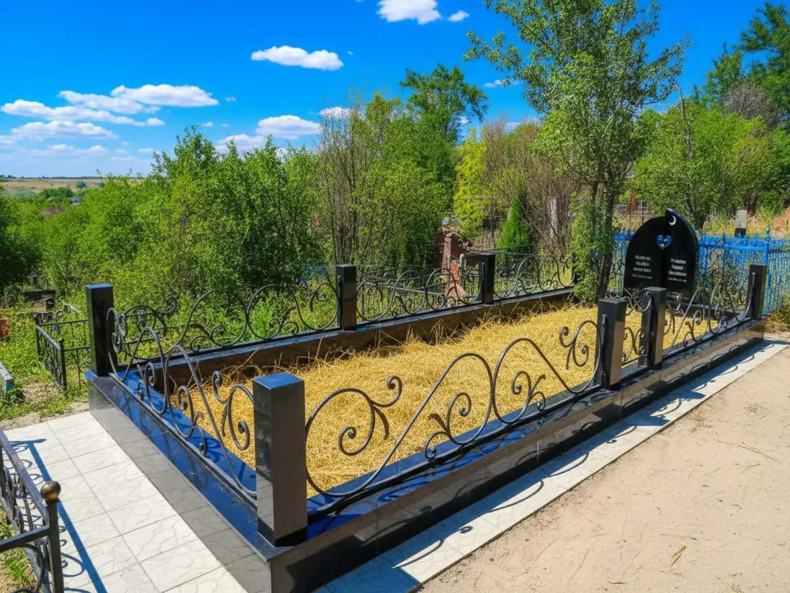 Устойчивые к погодным условиям гранитные памятники в Алматы — идеальный выбор для долговечности.