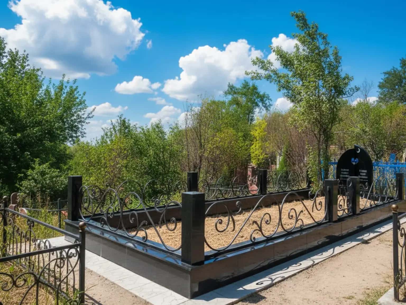 Гранитные памятники на могилу в Алматы — элегантные и качественные решения для мемориалов.