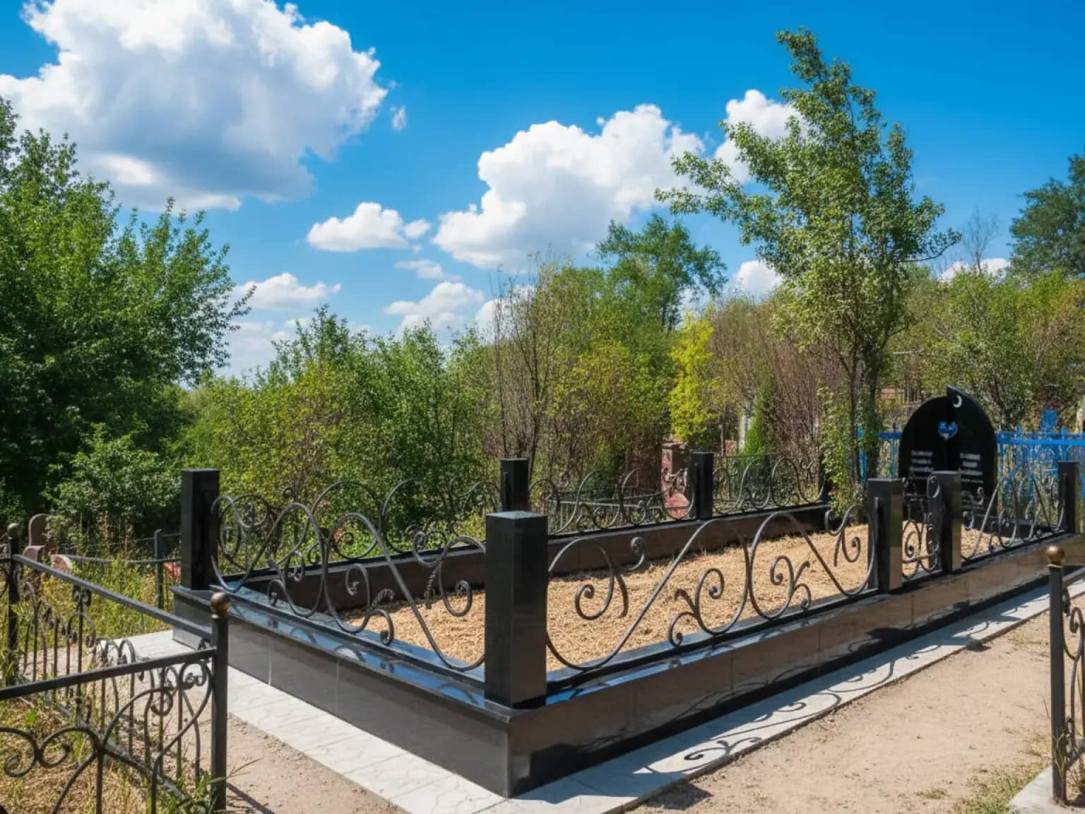 Гранитные памятники на могилу в Алматы — элегантные и качественные решения для мемориалов.