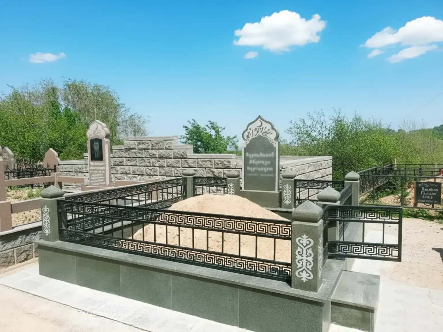 Памятники на могилу из гранита в Алматы — прочные и долговечные решения для создания мемориалов.