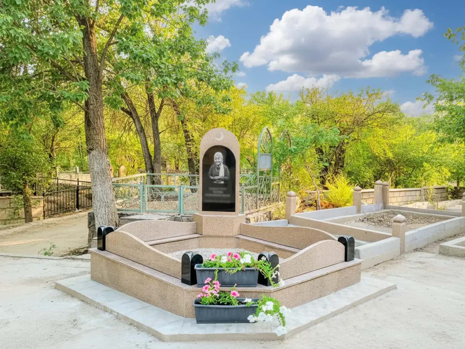 Облагораживание захоронений в Семее, укладка плитки на могилу в семее