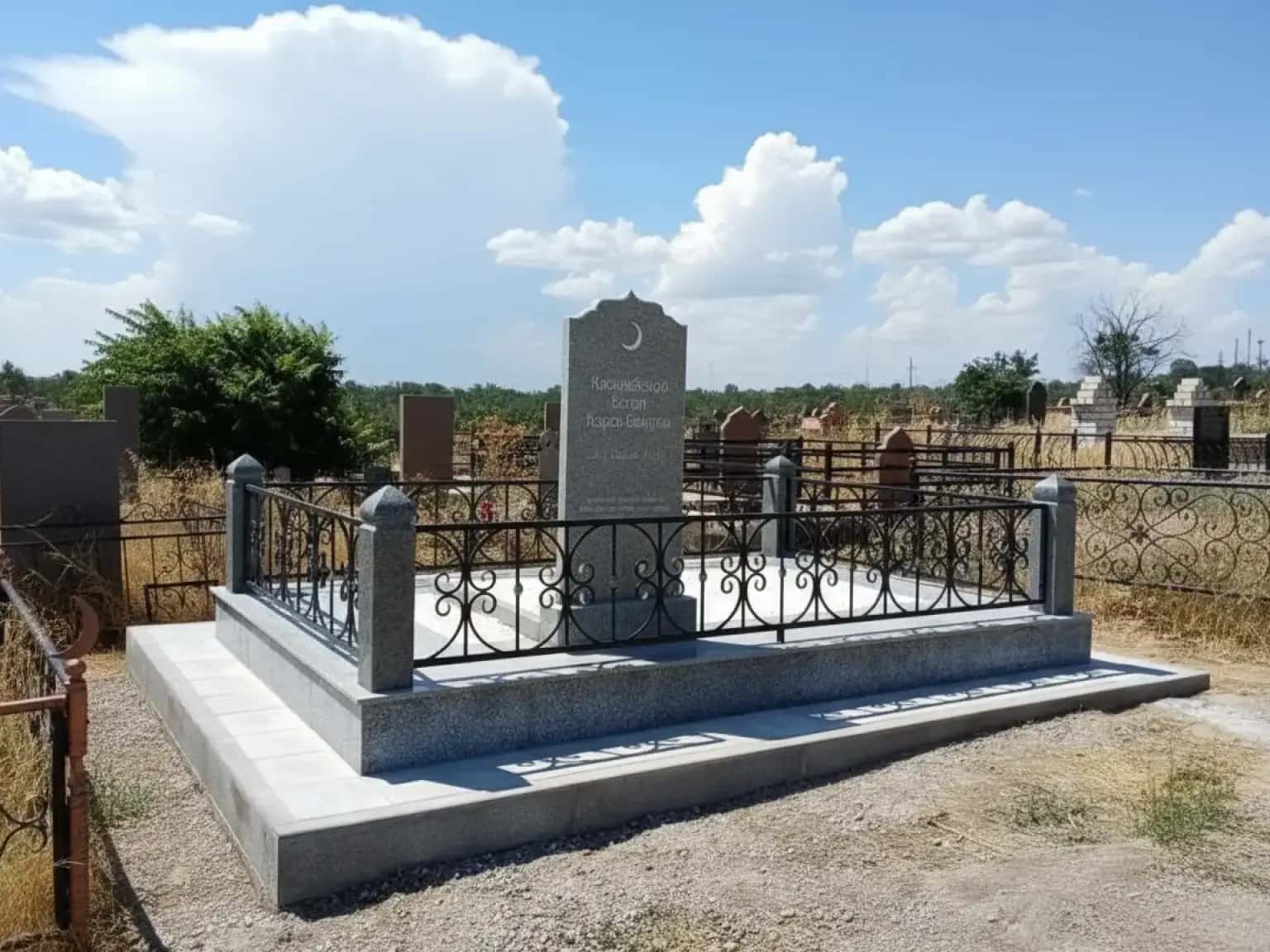 Простой памятник на могилу мусульманина