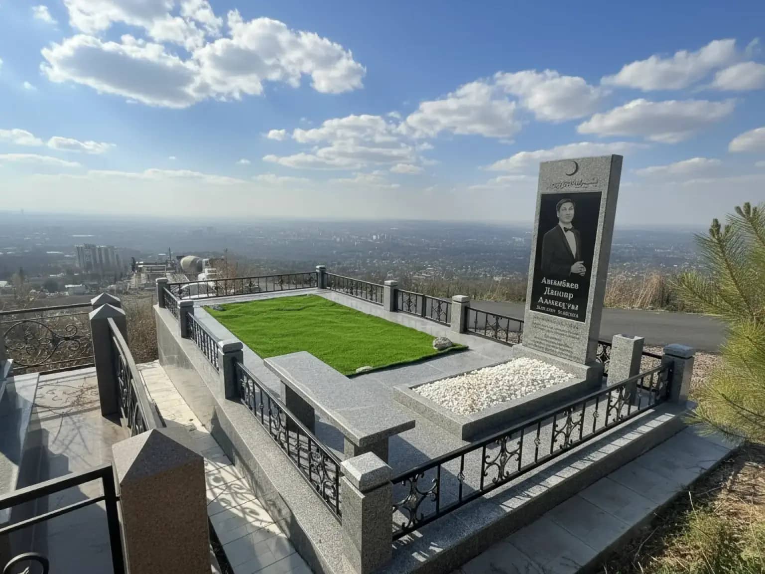 Мемориальные комплексы из высококачественного гранита в Енбекшиказахском районе: традиции и качество в каждом изделии.