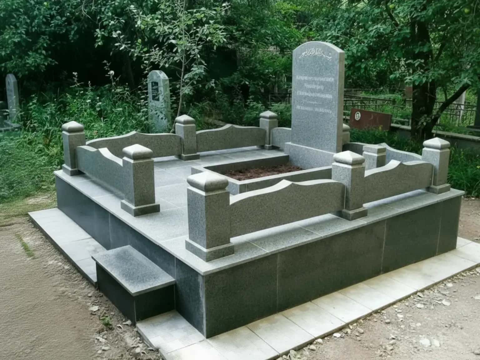 Мусульманский надгробный памятник из зеленого гранита: строительство в Алматы
