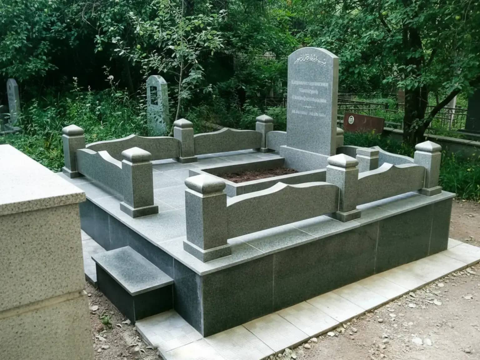 Памятники на могилу из высококачественного гранита в Алматы: долговечные и стильные решения.