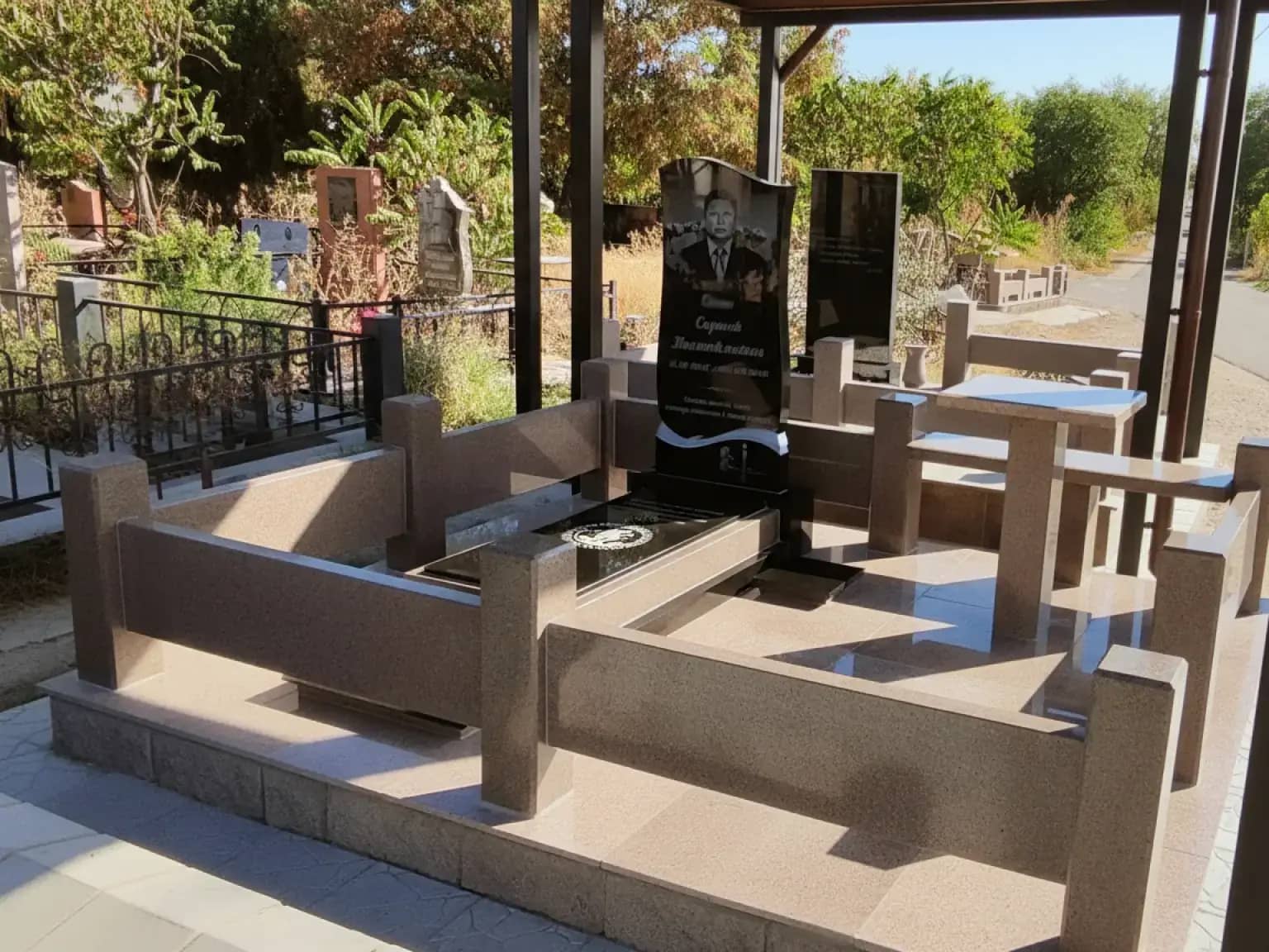 Гранитные памятники в Алматы — долговечные и надежные для увековечения памяти.