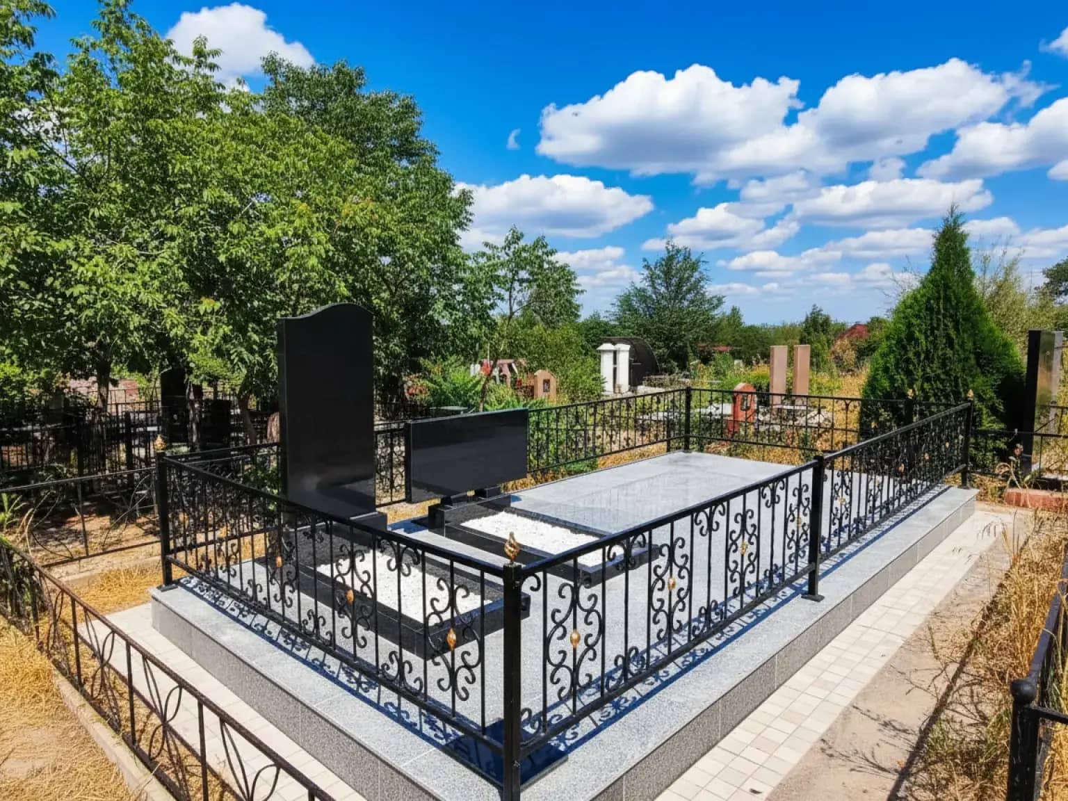 Создание памятников на могилу из высококачественного гранита в Алматы с учетом всех пожеланий клиентов.