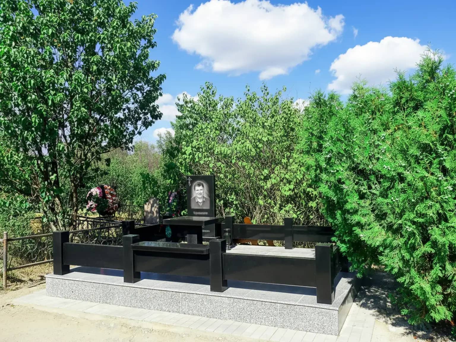 Памятники на могилу из высококачественного гранита в Алматы — долговечность и стиль в одном.