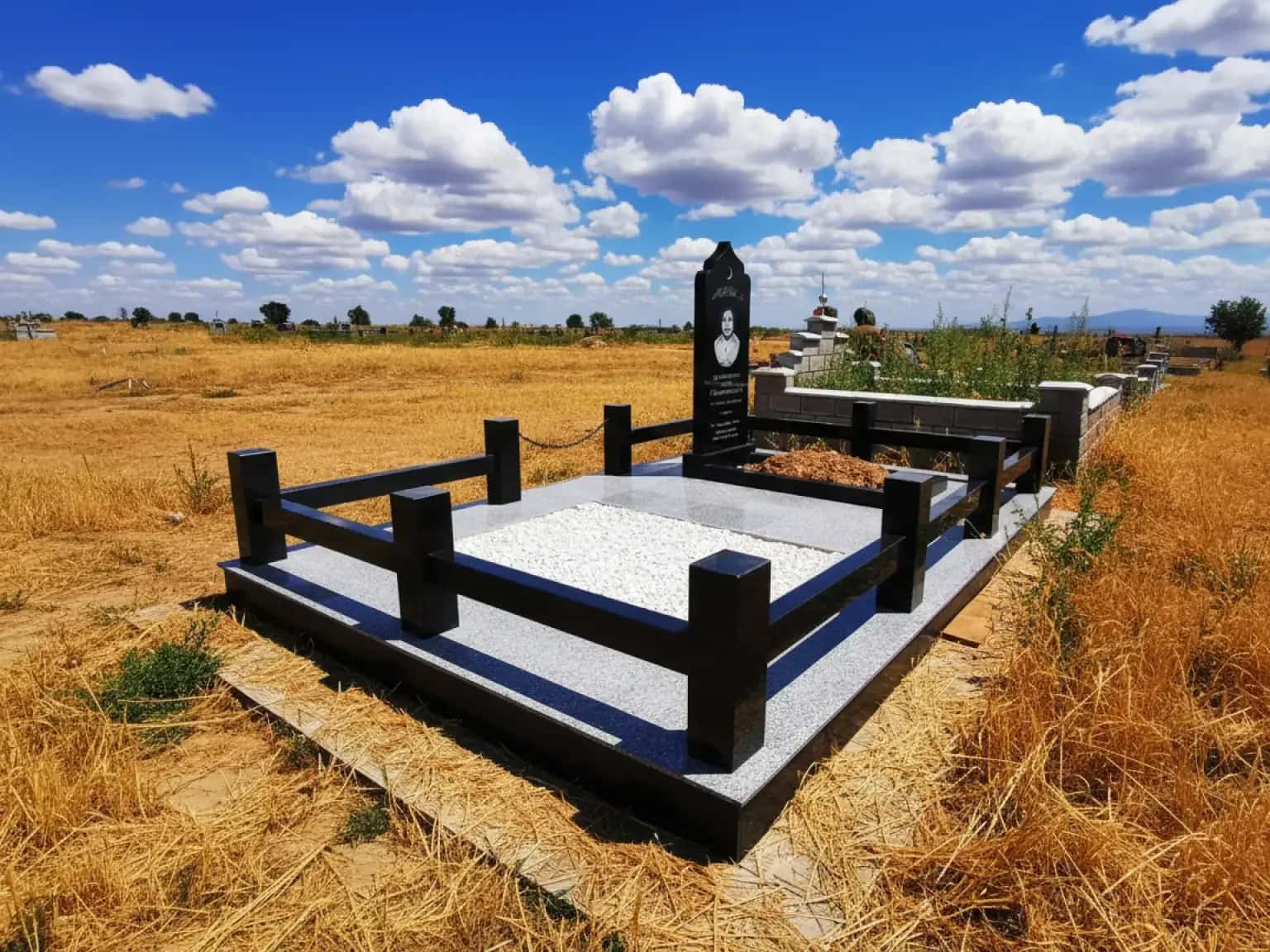 Установка внушительного гранитного памятника в Семее, демонстрирующего мастерство и почтение