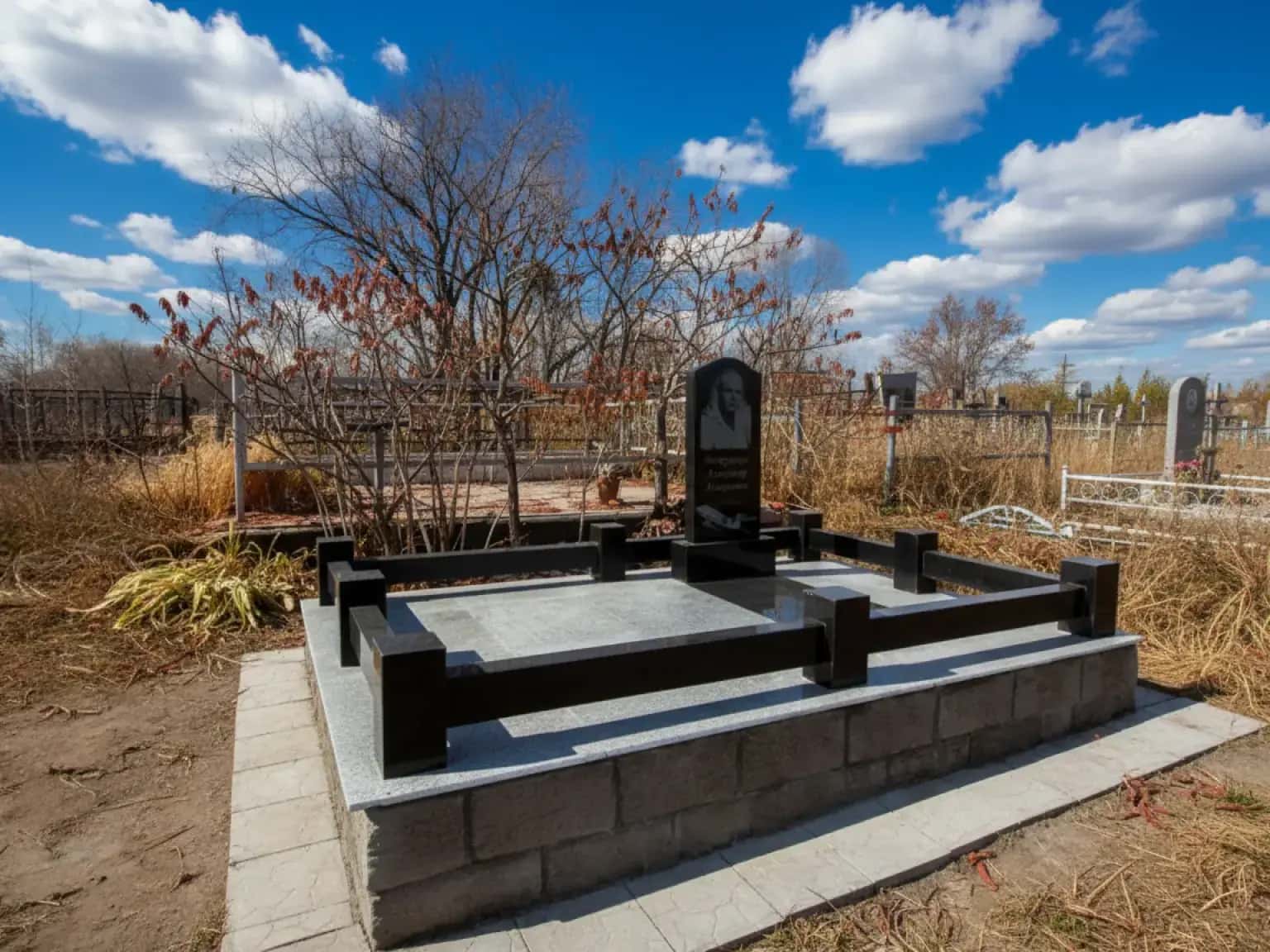 Разнообразие гранитных комплексов на могилу в Семее, предлагающее широкий выбор для увековечивания памяти