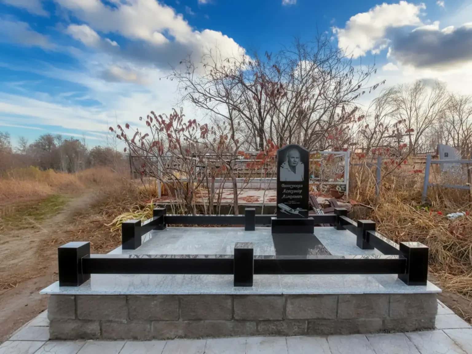 Детально проработанный гранитный памятник в Семее с высококачественной гравировкой и отделкой