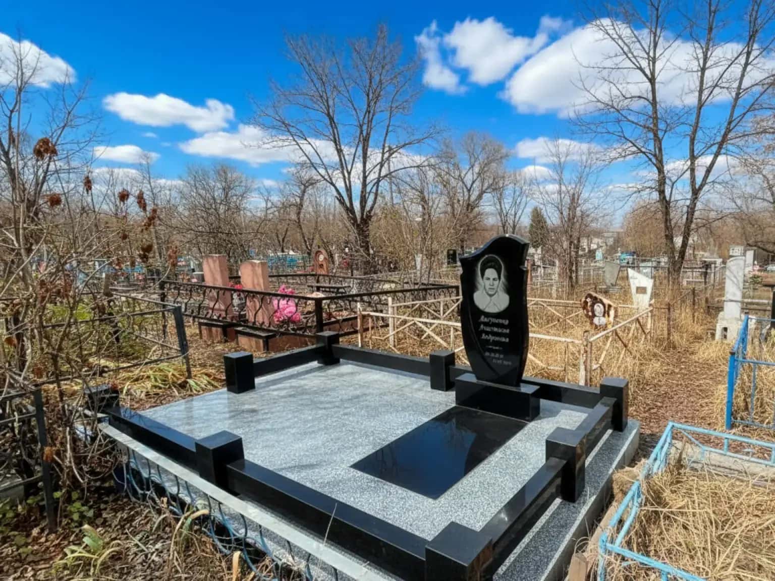 Изысканный гранитный комплекс на могилу в Семее, оформленный с особым вниманием к деталям